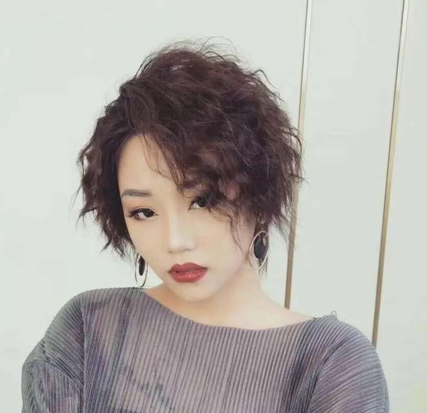 女短发最新发型烫发潮流变迁中的多元解读风采